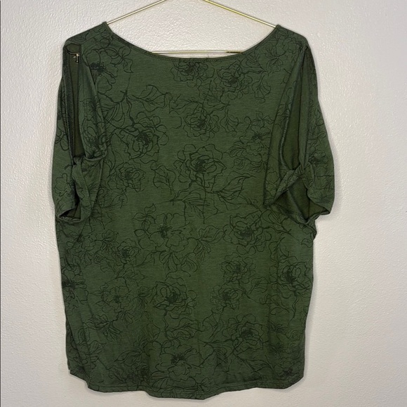 Green Asymmetrical Relaxed Blouse - Picture 3 of 4